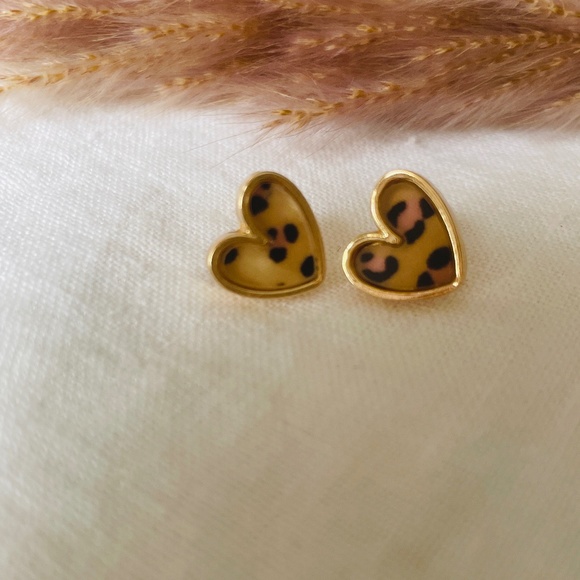🌟 Buy 2 Pairs, Get One Free, NWT Animal Print Heart-Shaped Stud Earrings - Picture 2 of 4
